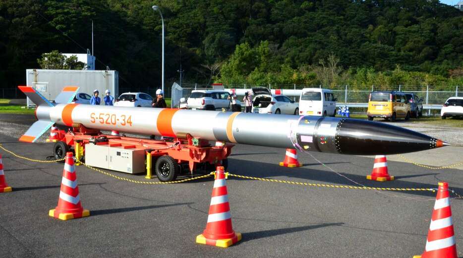 公開された観測ロケット「Ｓ５２０－３４号機」＝肝付町の内之浦宇宙空間観測所