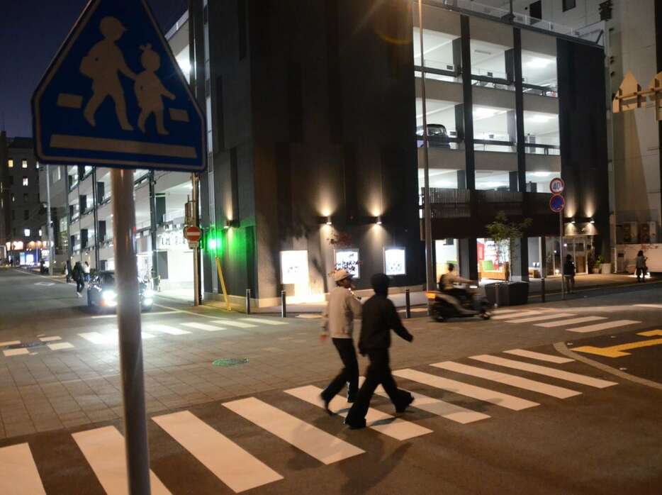 信号機が設置されていない横断歩道。歩行者や車が行き交う＝和歌山市