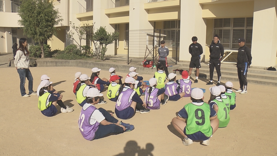 若宮小学校で開かれたラグビー教室