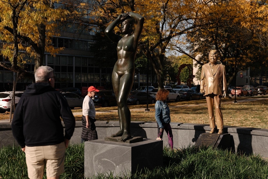 ゲルハルト・マルクスの彫刻の後ろにあるドナルド・トランプの像＝フィラデルフィアのマヤ公園