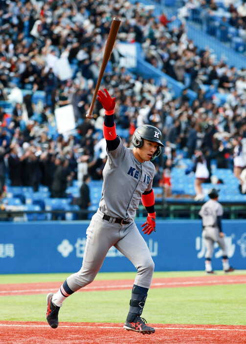 東京六大学野球秋季リーグ戦最終週第１日は９日、神宮球場で早慶１回戦が行われ、慶大が早大に９―１で先勝した。写真は６回、ソロ本塁打を放った慶大の清原。