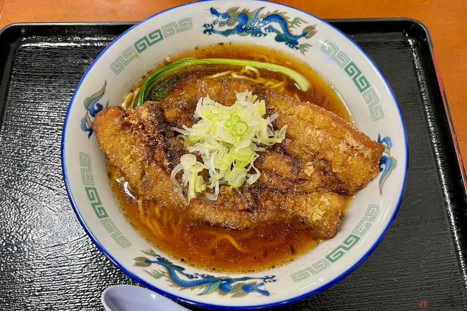 夜の首都高「大黒PA」で食した「マー油香る特製排骨（パイコー）麺」（1200円）は、衣をつけて揚げた豚肉（パイコー）が食欲をそそる。当然スープも油っぽくなるが、最後まで飽きずに完食できた