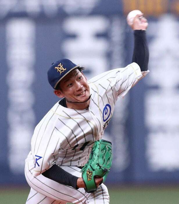 投球するNTT西日本・伊原陵人＝京セラドーム大阪（撮影・斉藤友也）