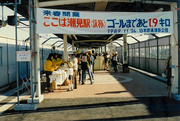 途中の潮見駅でおしぼりが配られている様子。手前には子どもの姿