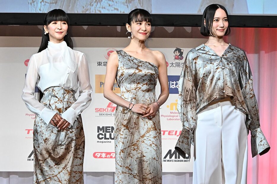 芸能部門で受賞したPerfume（左からかしゆか、あ～ちゃん、のっち）