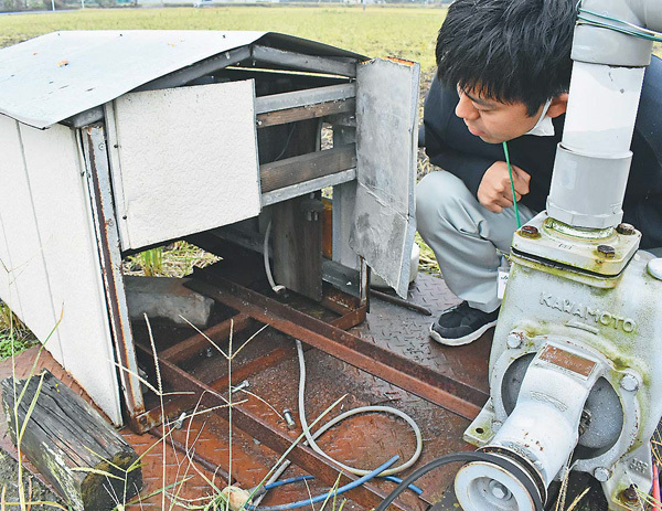 被害の現場を確認するJA職員（15日、群馬県明和町で）