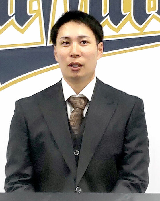 育成で再契約し、会見するオリックス・村西