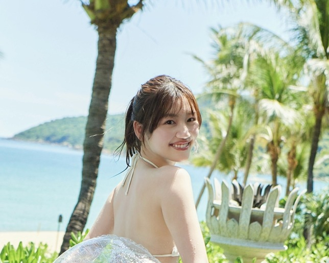 日向坂46佐々木美玲1st写真集『陽射しのパレード』先行カット　撮影／熊木優（io)（C）集英社