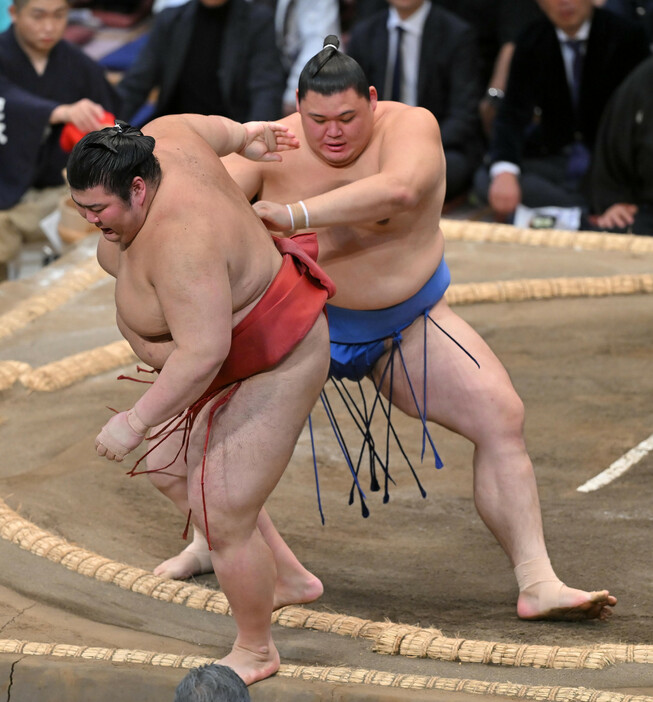 大相撲九州場所５日目。大の里（右）は押し出しで熱海富士を下す。連敗を免れた＝１４日、福岡国際センター