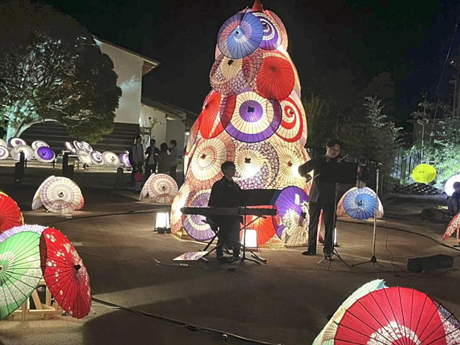 幻想的な光に包まれている和傘アート