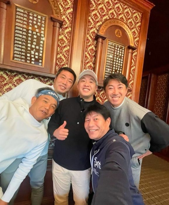 プロ野球のスターが勢揃い、ラウンド前の楽しい一コマ【写真：上原浩治のInstagram（@koji19uehara）より】