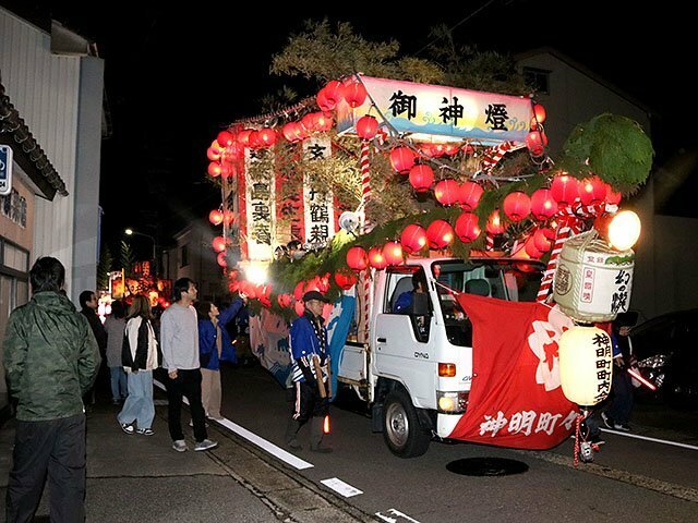 屋形船のように飾り付けた車が生地の町を練った