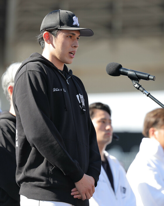 プロ野球千葉ロッテのファン感謝イベントであいさつする佐々木朗希＝１７日、ＺＯＺＯマリンスタジアム