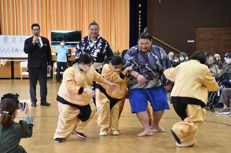 寺尾松に〝勝負〟を挑む職員たち（デイサービスセンター博愛園で）