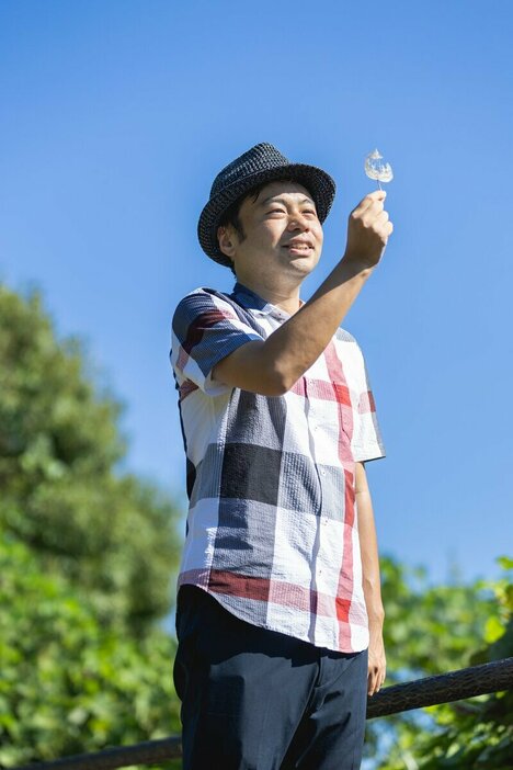 作品撮影のため公園に。帽子とチェックのシャツは今の仕事を始めてから着用。リトのトレードマークだ（写真／小黒冴夏）