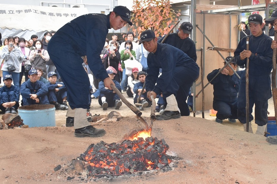 復元操業に取り組む生徒たち（宇部工高で）