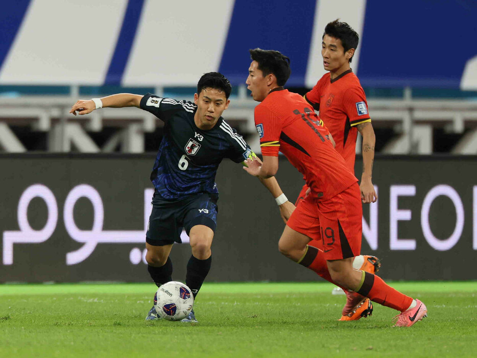 サッカーＷ杯予選。中国戦の前半、競り合う遠藤（左）＝１９日、中国・アモイ