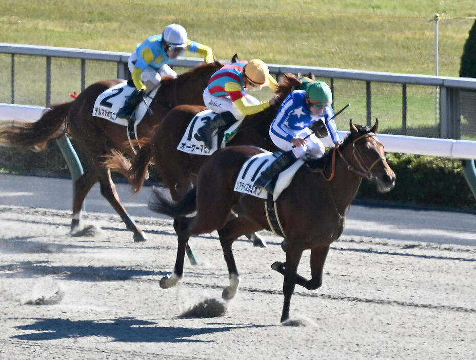 東京5R新馬戦を制したリアライズカミオンとムーア騎手（右）（撮影・千葉一成）