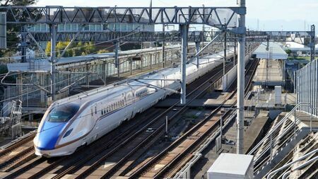 埼玉県本庄市の本庄早稲田駅を通過する上越新幹線「とき」（筆者撮影）