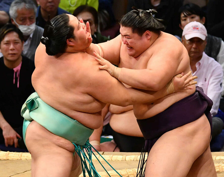 大相撲九州場所3日目　琴桜（左）を攻める王鵬（撮影・岩下翔太）