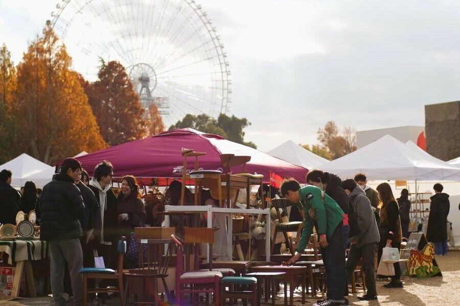 万博公園の広い空の下で一日中楽しめる「関西蚤の市」(過去開催の様子)