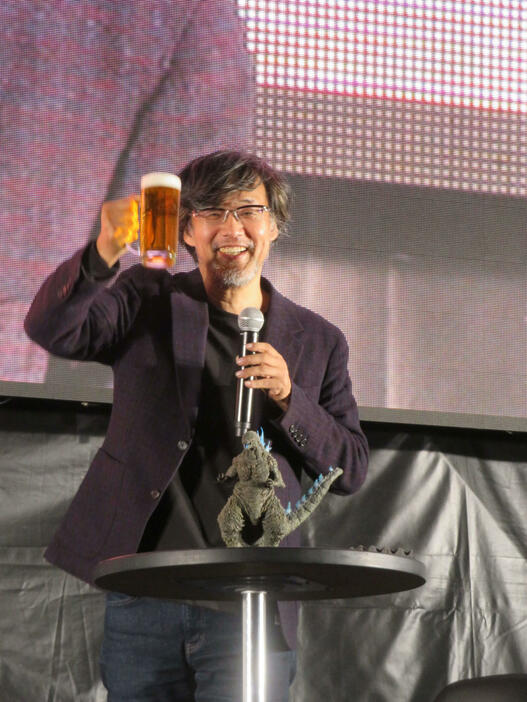 「ゴジラ・フェス」で開かれた「居酒屋ゴジラ」で乾杯する山崎貴監督（撮影・村上幸将）