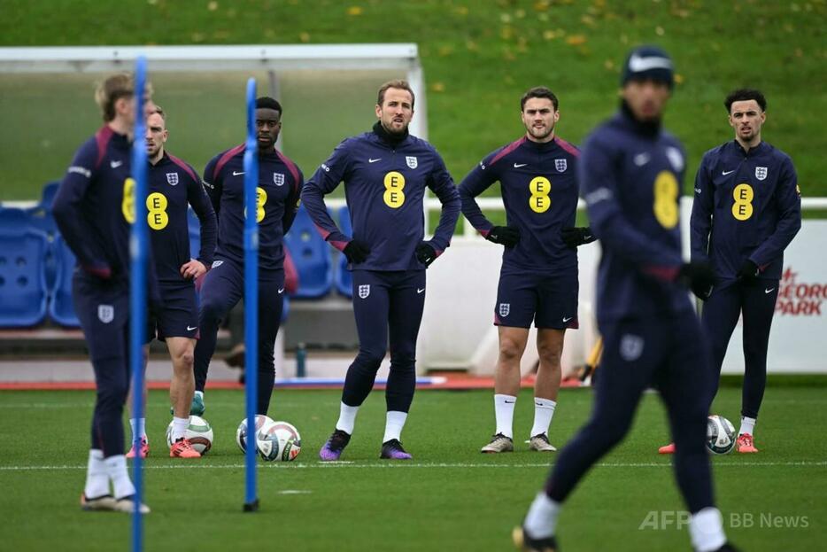 UEFAネーションズリーグの試合を控え、練習拠点のセントジョージズ・パークでのトレーニングに臨むハリー・ケイン（中央）らイングランド代表の選手（2024年11月12日撮影）。【翻訳編集】 AFPBB News