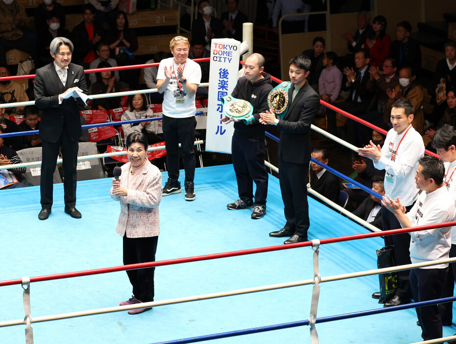 リングに上がり、あいさつする袴田巌さんの姉ひで子さん（左手前）＝２９日午後、東京都文京区