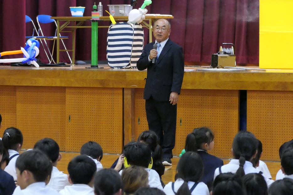 あいさつする小池校長