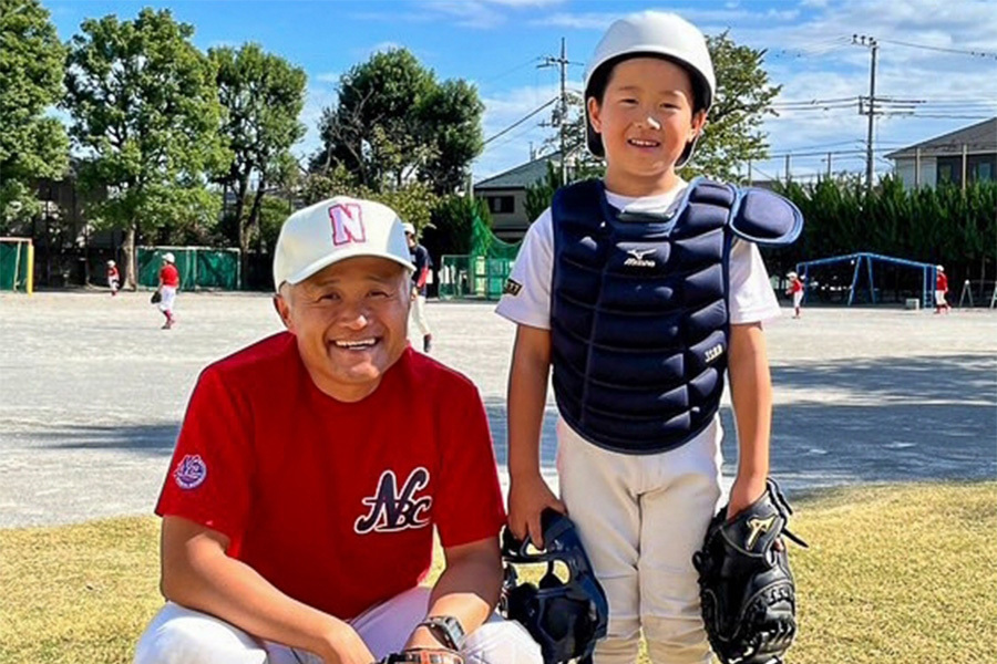 東京・杉並区で野球をするシュン君（右）と西村さん【写真：西村氏提供】