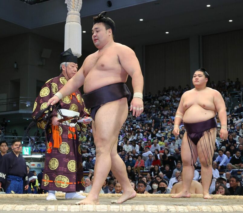 王鵬（右）に引き落としで敗れた霧島（カメラ・朝田　秀司）