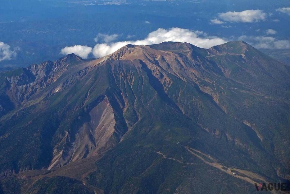 雄大な御嶽山の山頂付近を間近に観ることができるのもプロペラ機ならではのフライトだ