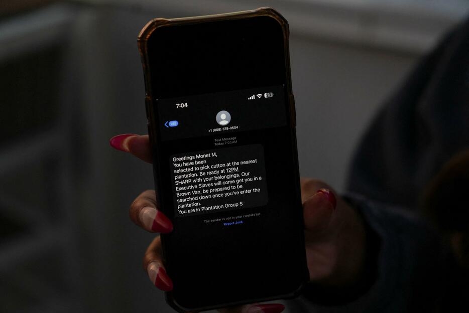 スマートフォンに届いた黒人に対する人種差別的なメッセージ＝8日、米ジョージア州（ロイター＝共同）
