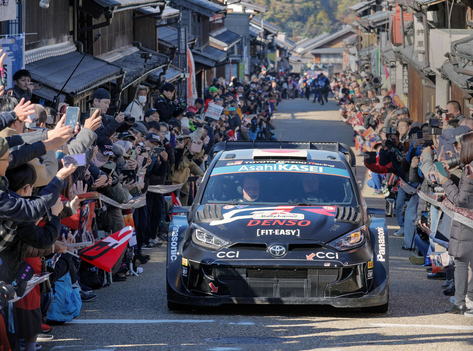 自動車の世界ラリー選手権（ＷＲＣ）最終第１３戦、ラリー・ジャパン。移動区間で、多くの観客の間を走行するトヨタの勝田貴元＝２３日、岐阜県恵那市