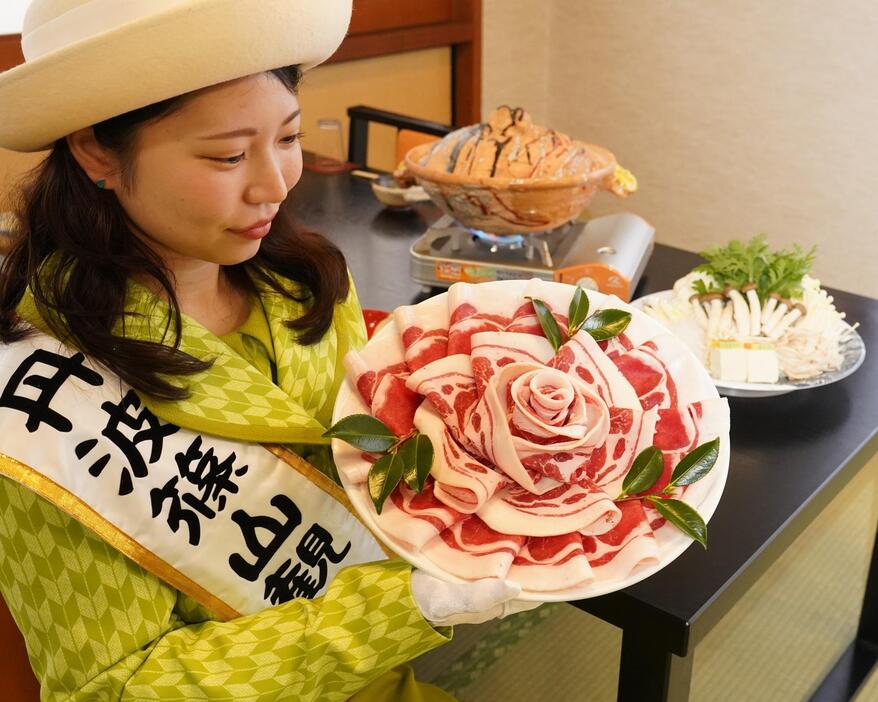 ボタンの花のように美しく盛りつけられた「ぼたん鍋」用の猪肉＝兵庫県丹波篠山市遠方で