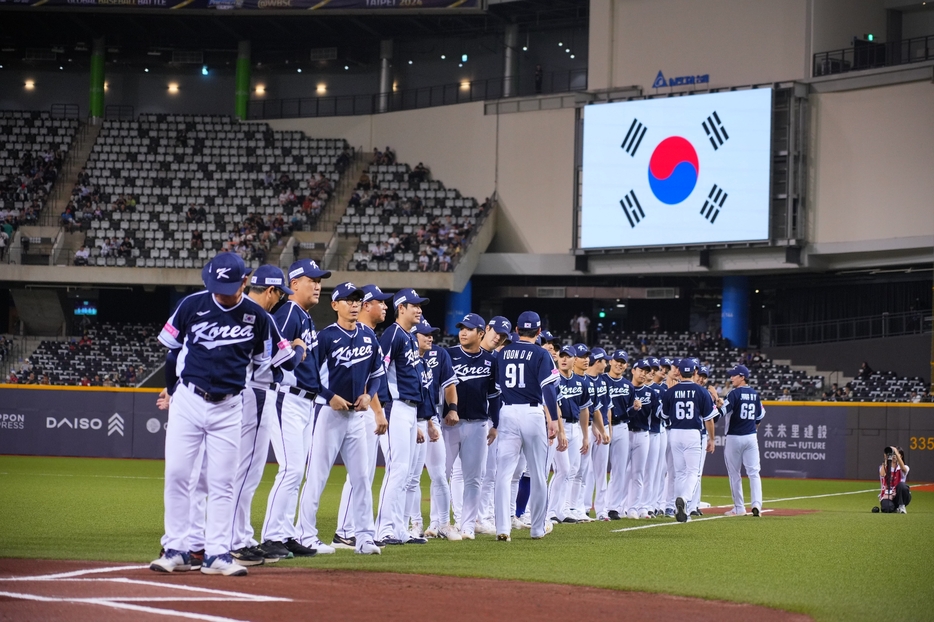 韓国選手も日本企業の名前が入ったユニホームに袖を通した。写真：田中研治（THE DIGEST写真部）