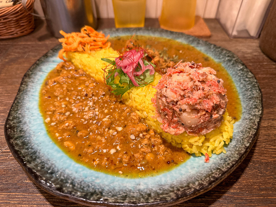 2種盛りカレー。手前がダルキーマ、奥がチキンカレー