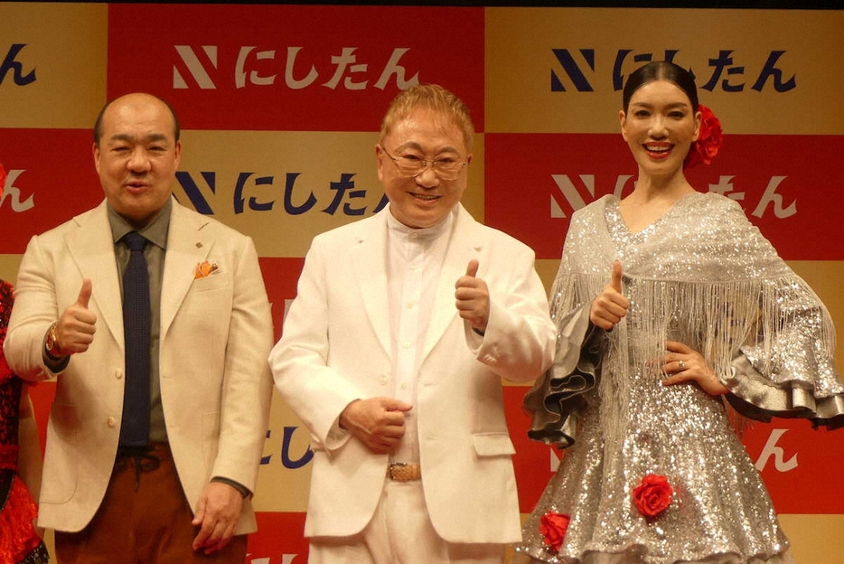 「YES！」ポーズで写真に納まる（左から）西村誠司社長、高須克弥院長、アンミカ