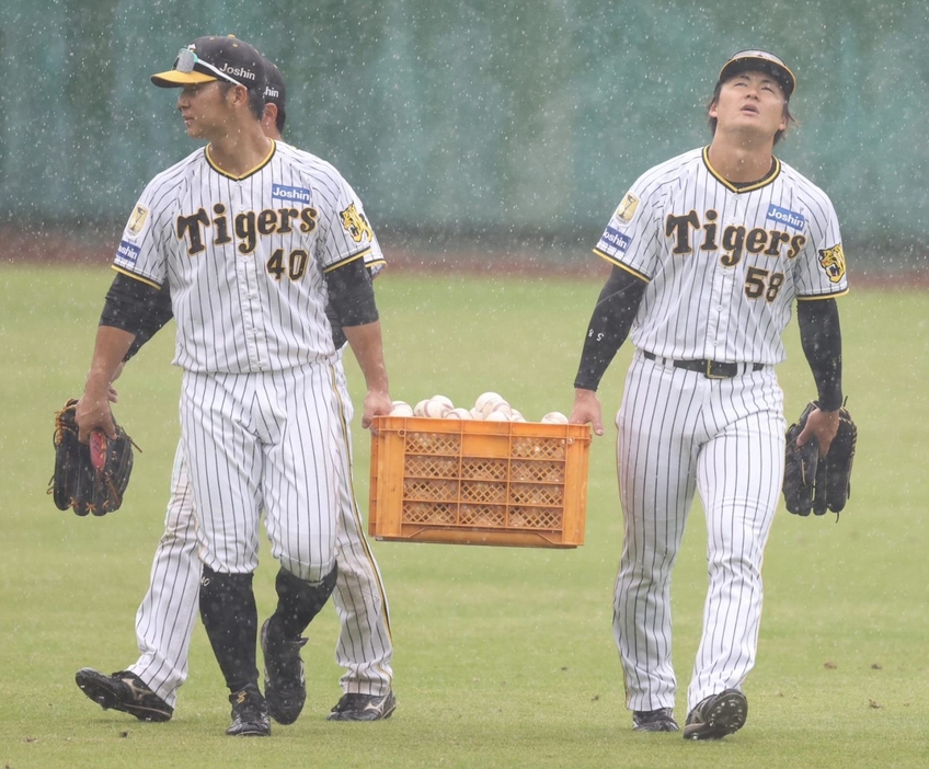 　雨が降る空を見上げる前川（右）＝撮影・中田匡峻