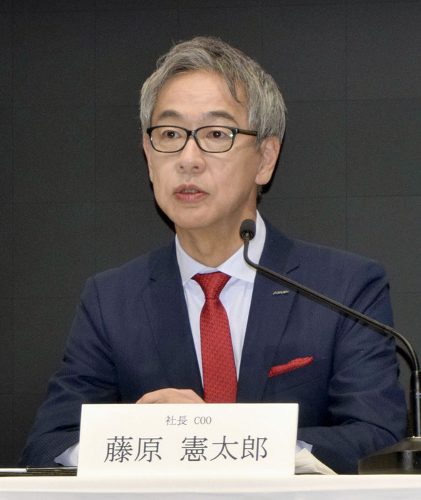 記者会見する資生堂の藤原憲太郎社長最高執行責任者（COO）＝29日午後、東京都中央区