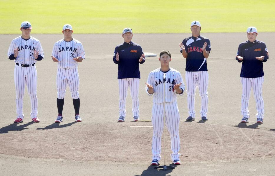 国際大会「プレミア12」に向けた合宿を、一本締めで打ち上げる野球日本代表の井端監督（奥中央）。手前は坂倉＝宮崎市