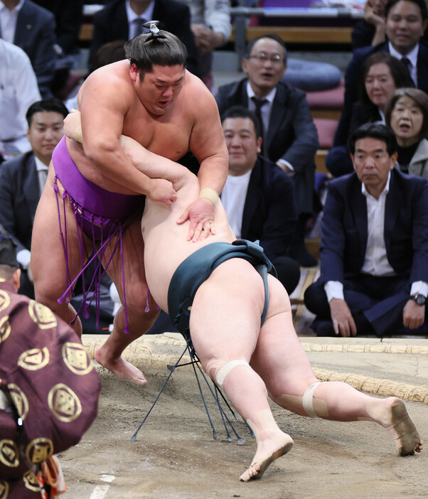 大相撲九州場所９日目。尊富士（左）は佐田の海をはたき込みで破る＝１８日、福岡国際センター