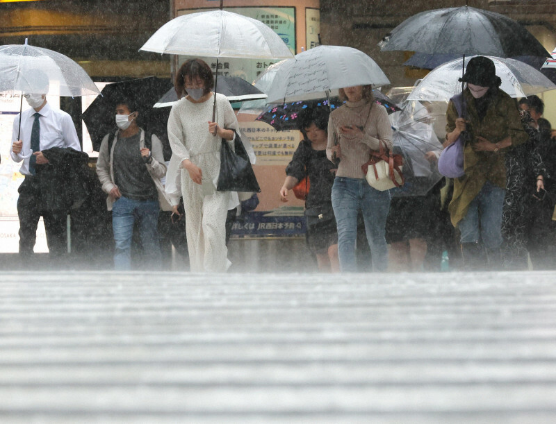 激しく雨が降る中を傘をさして歩く人たち＝大阪市北区で2023年6月2日、長谷川直亮撮影