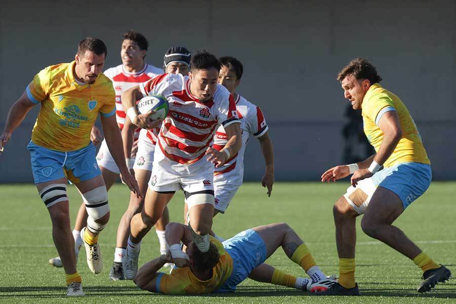 敵防御のギャップを思い切って突いたランをみせた松永拓朗【写真：JRFU提供】