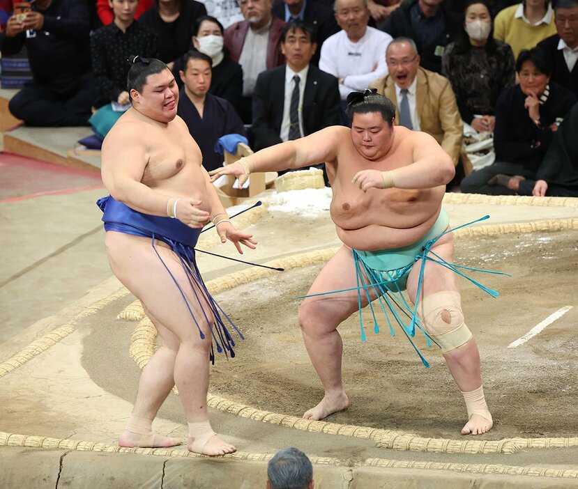 大の里(左)を上手投げで下し、先輩大関の意地を見せた琴桜