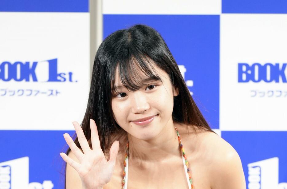 写真集「堀みなみ 1st写真集『みなみ』」の発売記念イベントに登場した堀みなみさん