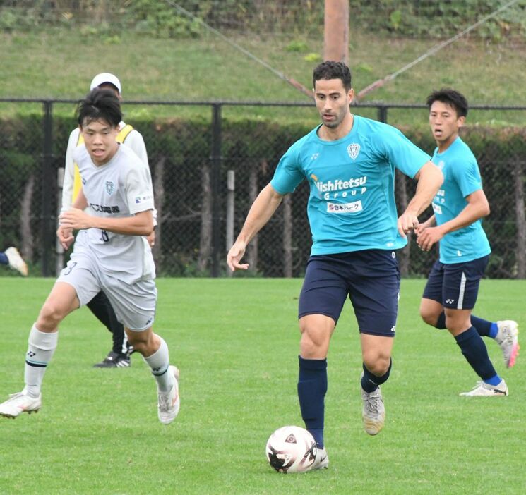 福岡U-18との練習試合に出場したJ1福岡のベンカリファ（手前）