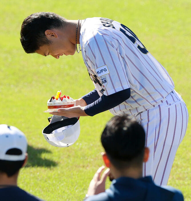 中日清水は誕生日ケーキが贈られ笑顔を見せる（撮影・上山淳一）