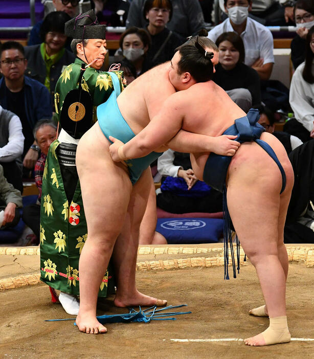 大相撲九州場所3日目　取組中にまわし待ったをかけ、獅司（左）のまわしを締める木村要之助。右は阿武剋（撮影・岩下翔太）