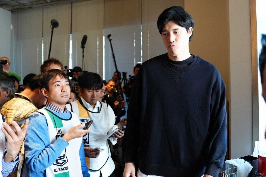 ＜Bリーグオールスターゲーム出場選手発表会見＞八村塁の発言に関して私見を語る渡辺雄太（撮影・西尾　大助）